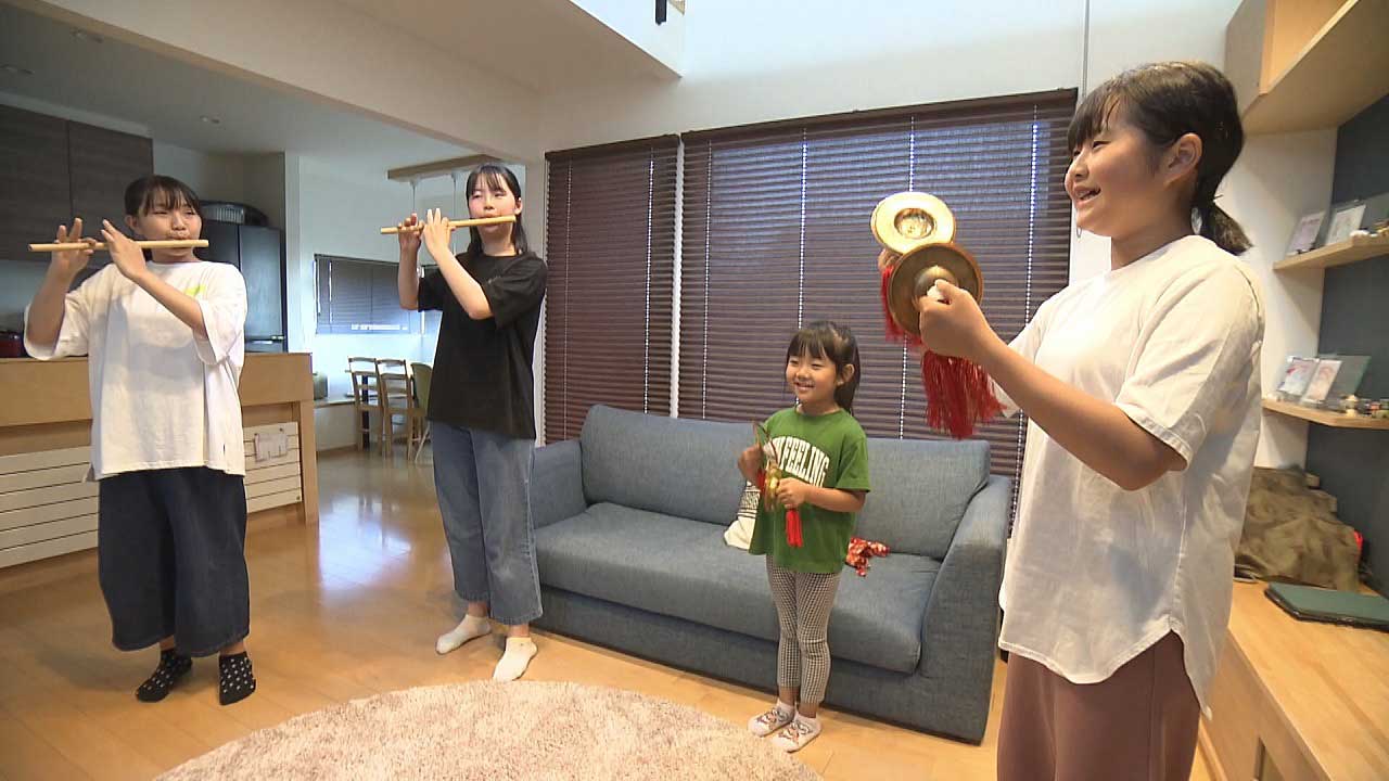 ねぷたばやしを練習する家族