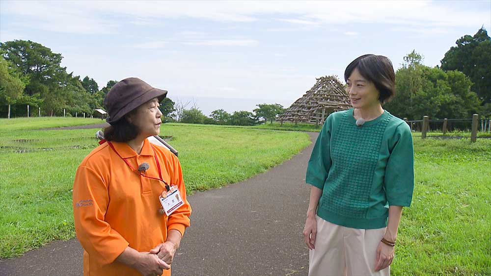 解説を聞く藤岡さん（函館・大船遺跡）の写真